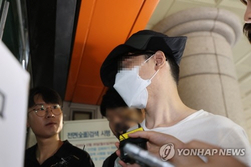 서울 은평구의 한 아파트에서 이웃 주민에게 일본도를 휘둘러 숨지게 한 혐의로 경찰에 긴급 체포된 백모(37)씨가 구속 전 피의자 심문(영장실질심사)을 받기 위해 1일 오전 서울 마포구 서울서부지법으로 들어서고 있다. [연합뉴스]